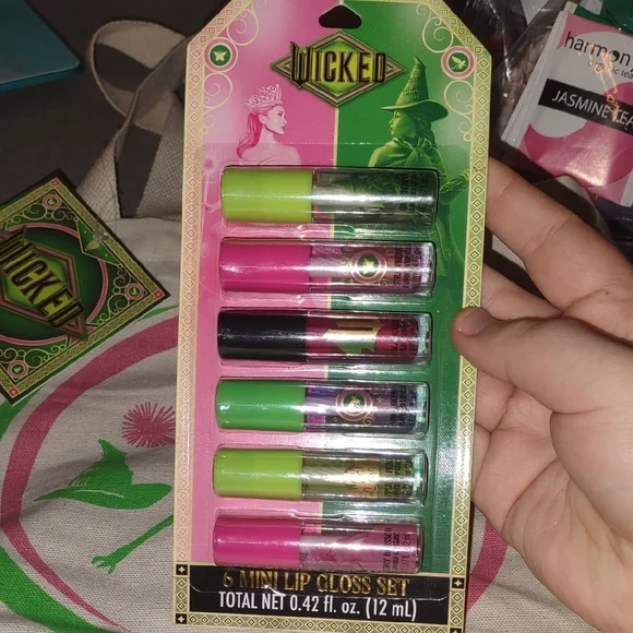 ☃️ WICKED Movie Bundle- Tote, Lip Glosses, Surprise Packs - Picture 2 of 7
